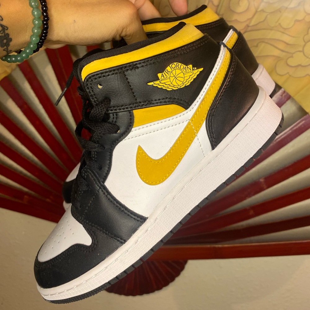 Air Jordan 1 Mid ‘Black University Gold’ (no box)